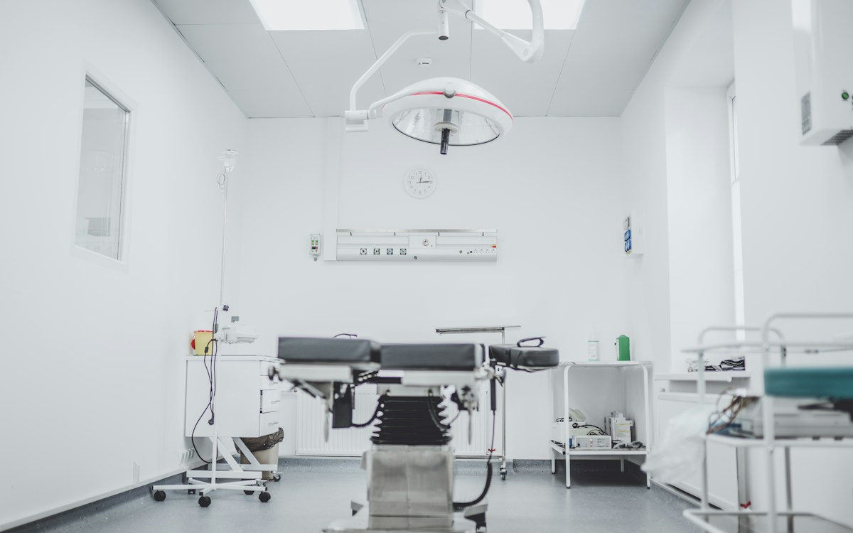Médica e profissional de saúde utilizando prontuário eletrônico e sistemas em tablet