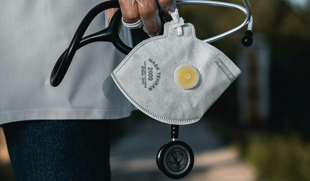 A Arquitetura da Recepção Clínica Inteligente: Como Consultórios Eliminam o No-Show em 82%, Desafogam o WhatsApp com IA e Blindam o Faturamento da Hora Médica