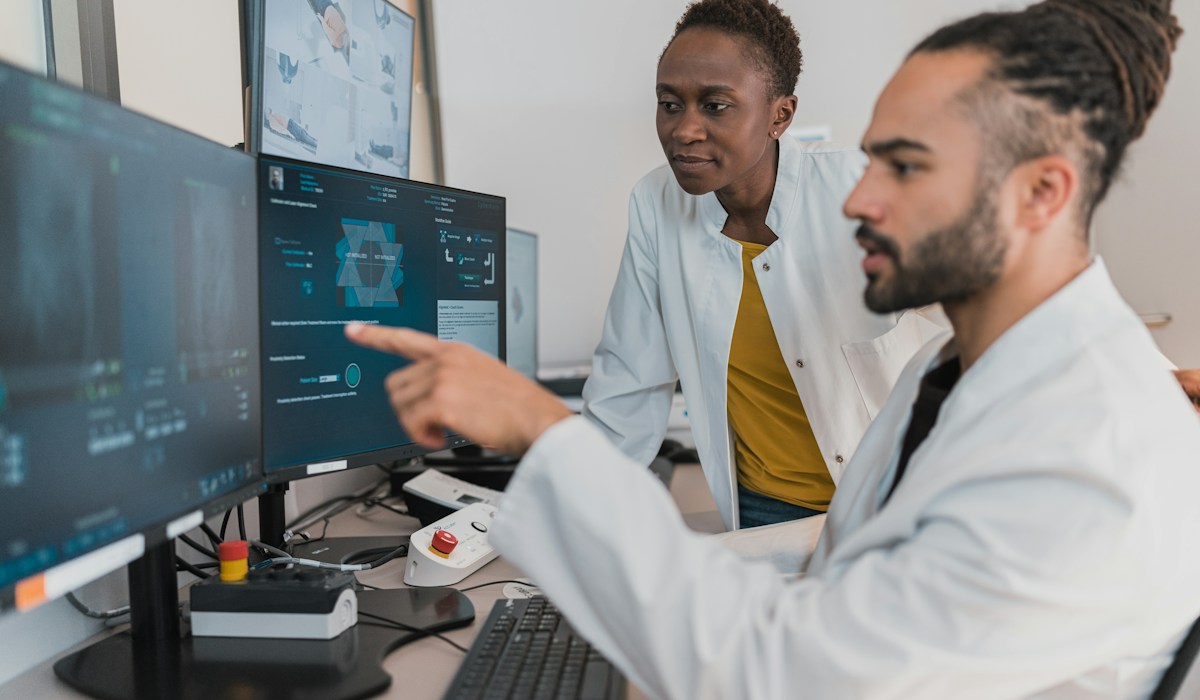 Médico operando tablet digital moderno com indicadores de fluxo de atendimento e prontuário seguro