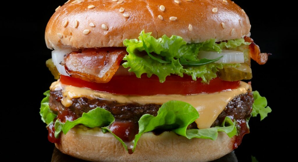 Hambúrguer artesanal gourmet suculento com batatas fritas crocantes servido com apresentação impecável