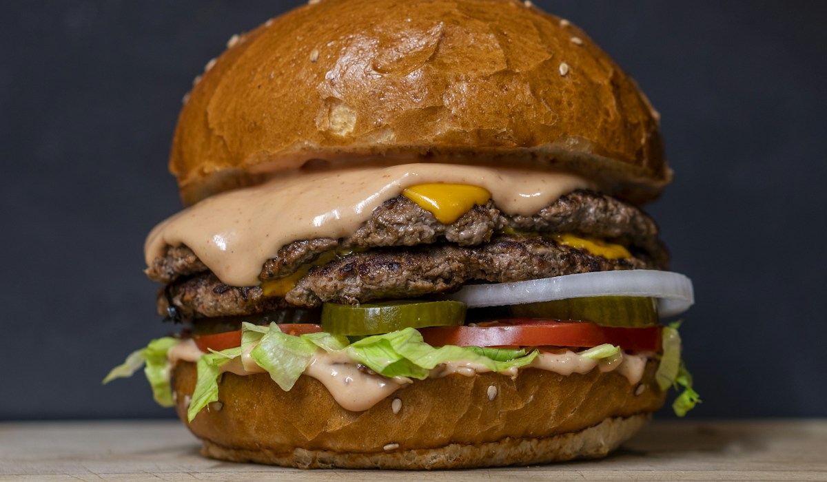 A Soberania do Delivery Direto: Como Restaurantes e Dark Kitchens Eliminam Taxas de 27%, Blindam a Operação no WhatsApp e Multiplicam o Lucro Líquido na Hora do Rush