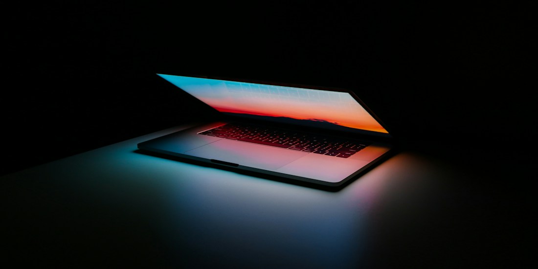 Hardware de alto desempenho e infraestrutura tecnológica moderna para inteligência artificial autônoma