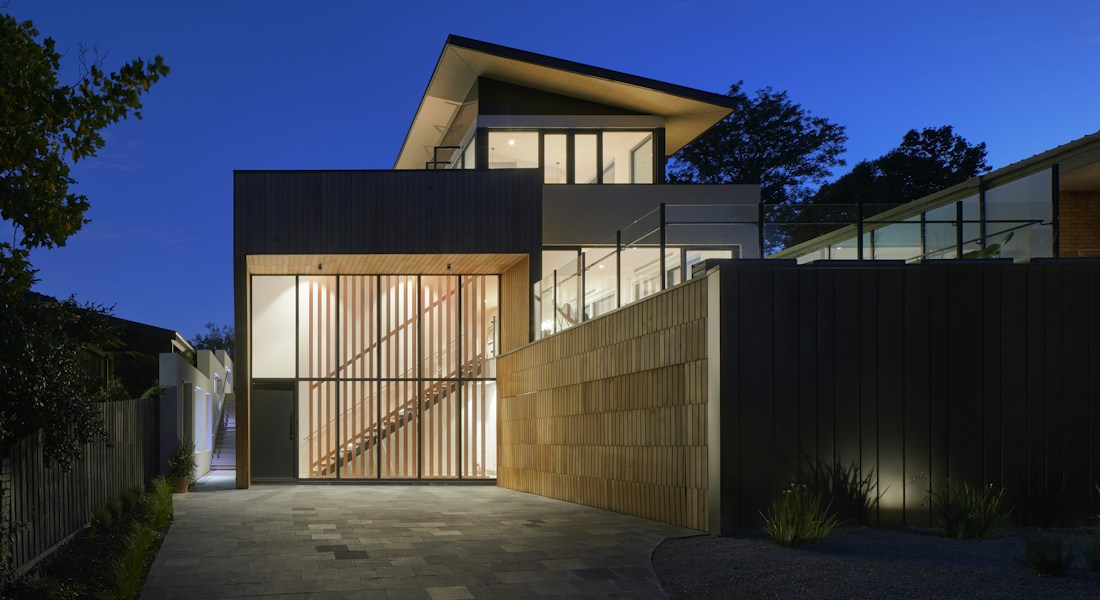 Imóvel residencial contemporâneo de alto padrão com acabamento premium e arquitetura integrada