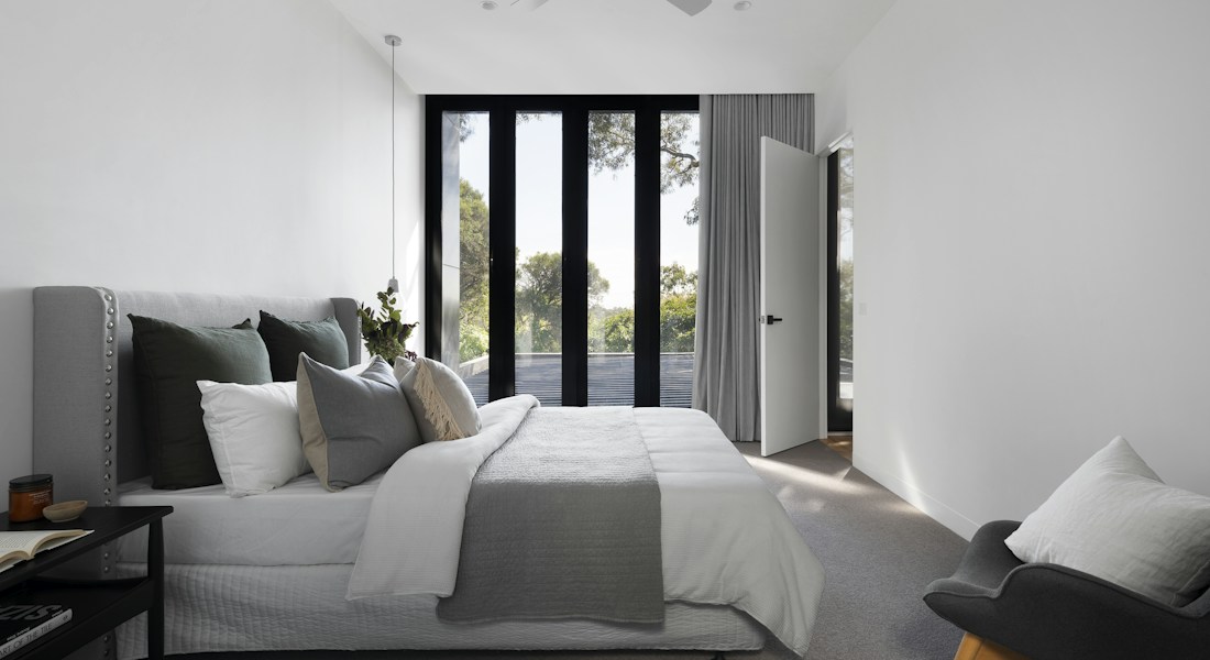 Ambiente interno sofisticado de cobertura contemporânea com visão panorâmica e mobília de design