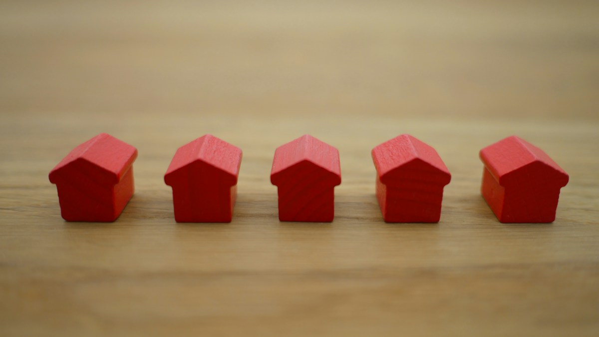 Assinatura de contrato imobiliário e fechamento seguro de vendas