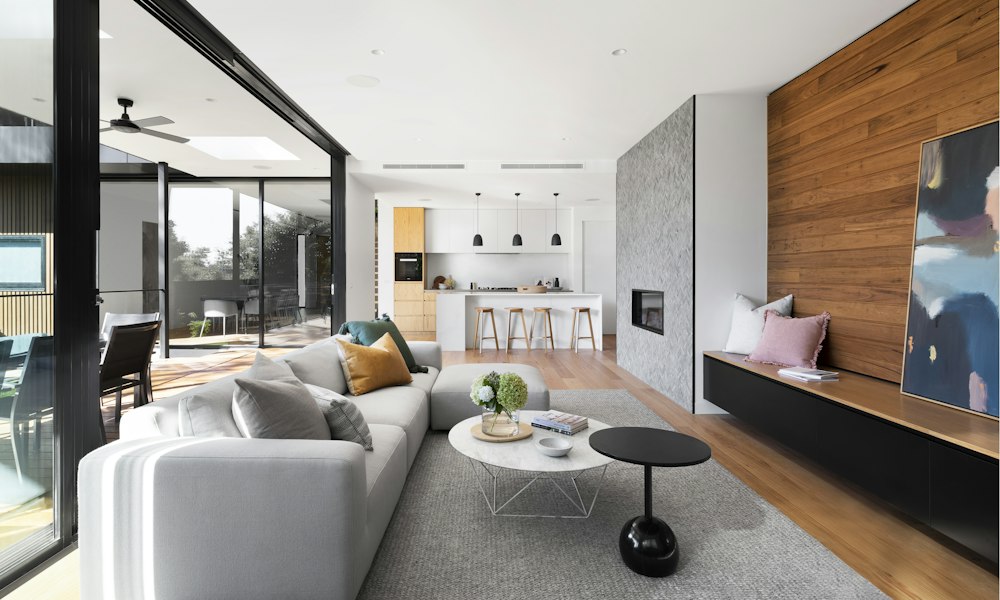 Interior de imóvel residencial de luxo com sala ampla e iluminação natural