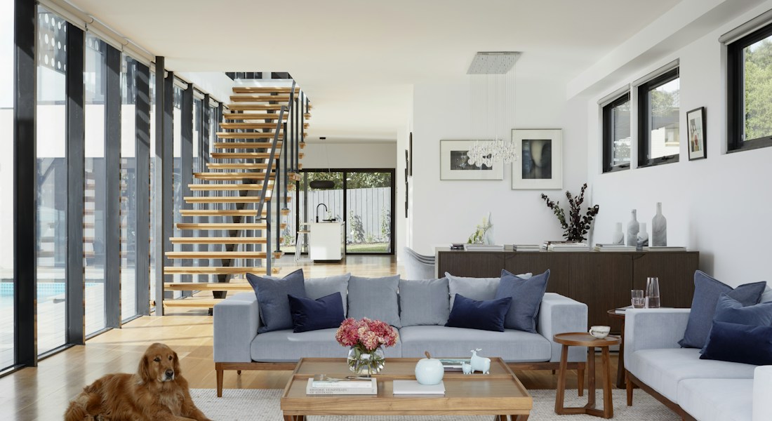 Design de interiores refinado com mármore e acabamento premium para imóvel de alto padrão