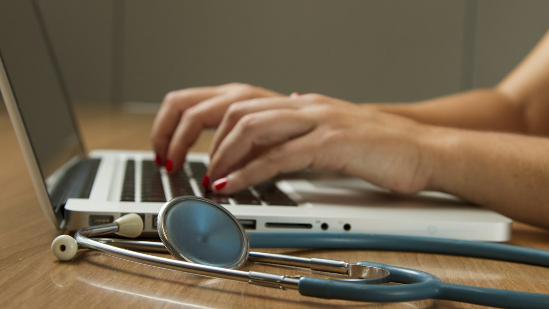 A Arquitetura do Atendimento Clínico Autônomo: Como Consultórios Médicos e Odontológicos Eliminam o No-Show no WhatsApp, Blindam a Grade e Multiplicam o Retorno de Pacientes com IA