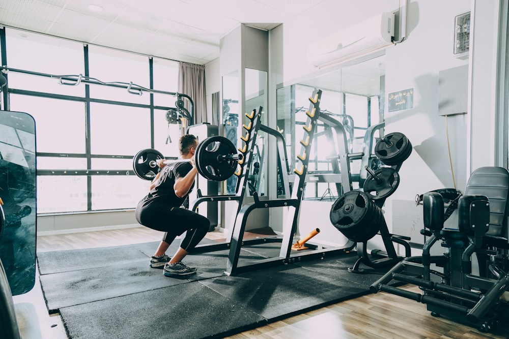 Salão de musculação com equipamentos biomecânicos modernos e iluminação de precisão