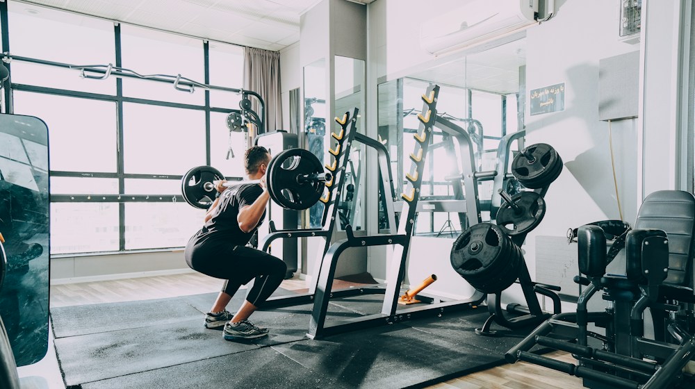 Salão de musculação com equipamentos biomecânicos modernos e iluminação de precisão