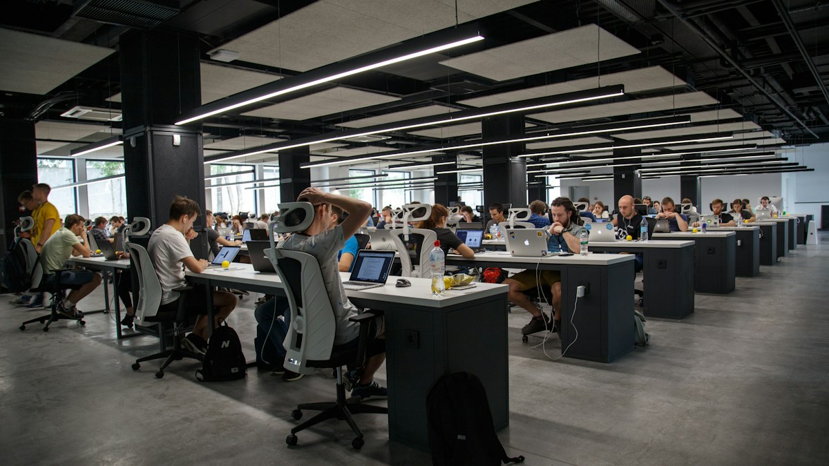 A Arquitetura da Empresa Autônoma: Como Negócios Eliminam Mensalidades Abusivas de Software, Destravam Squads de IA em VPS Própria e Blindam o Lucro Líquido