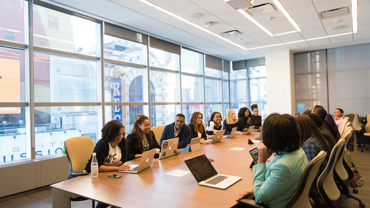 A Arquitetura da Empresa Autônoma: Como Negócios Eliminam Mensalidades Abusivas de Software, Destravam Squads de IA em VPS Própria e Blindam o Lucro Líquido