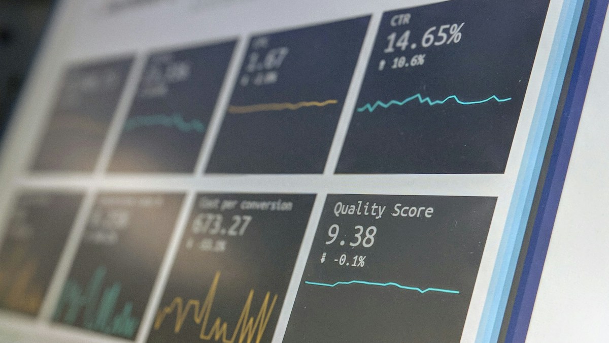 A Arquitetura da Empresa Autônoma: Como Negócios Eliminam Mensalidades Abusivas de Software, Destravam Squads de IA em VPS Própria e Blindam o Lucro Líquido