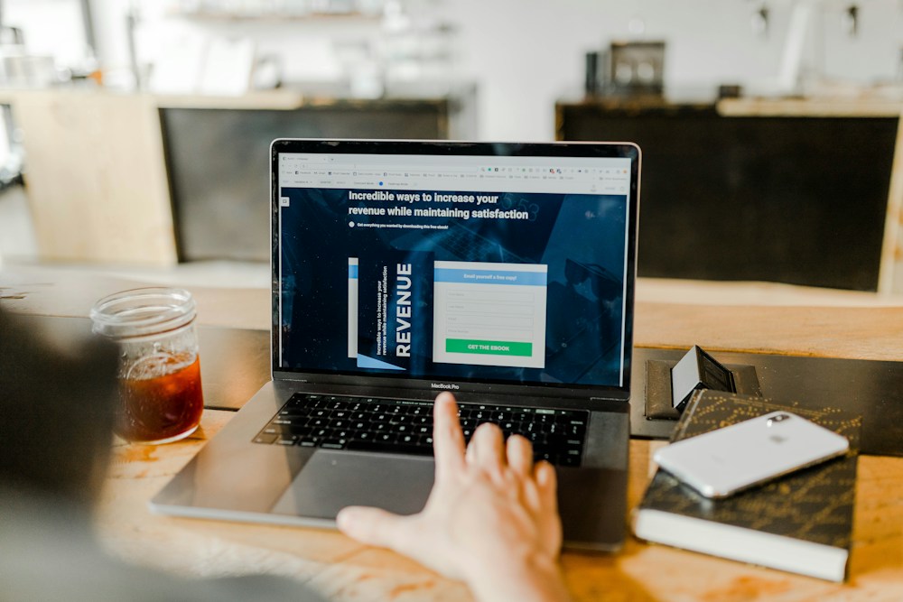 Dashboard analítico com crescimento de receita recorrente e pipeline comercial blindado