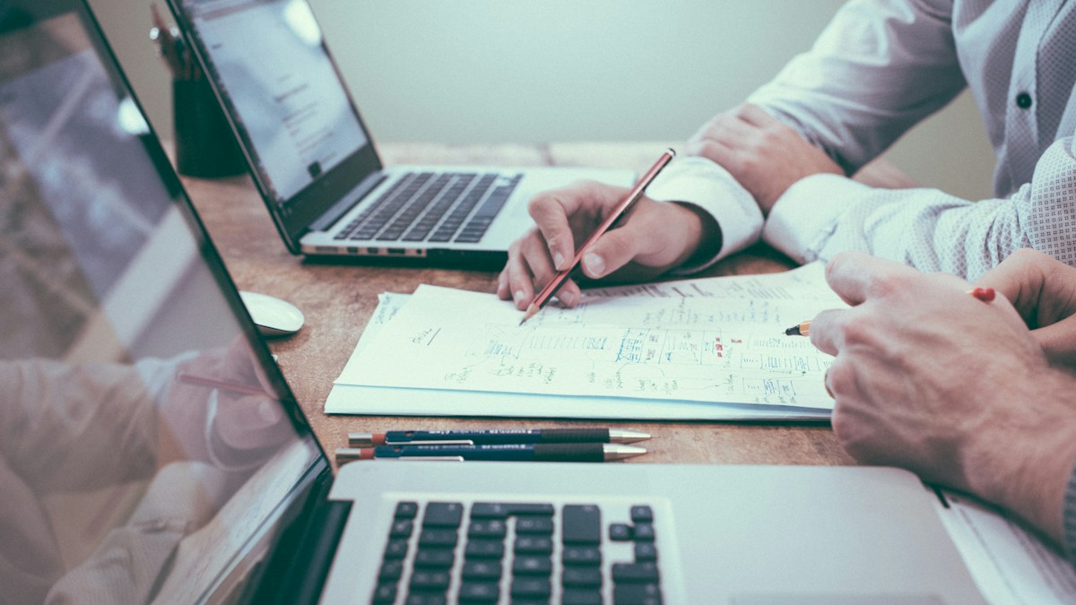 Apresentação comercial B2B entre executivos alinhando detalhes contratuais e proposta técnica