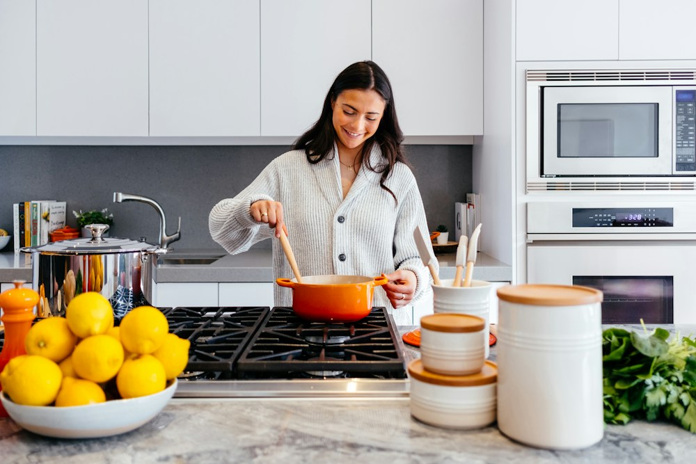 Bancada de preparo culinário com ingredientes frescos e utensílios organizados para expedição de alimentos