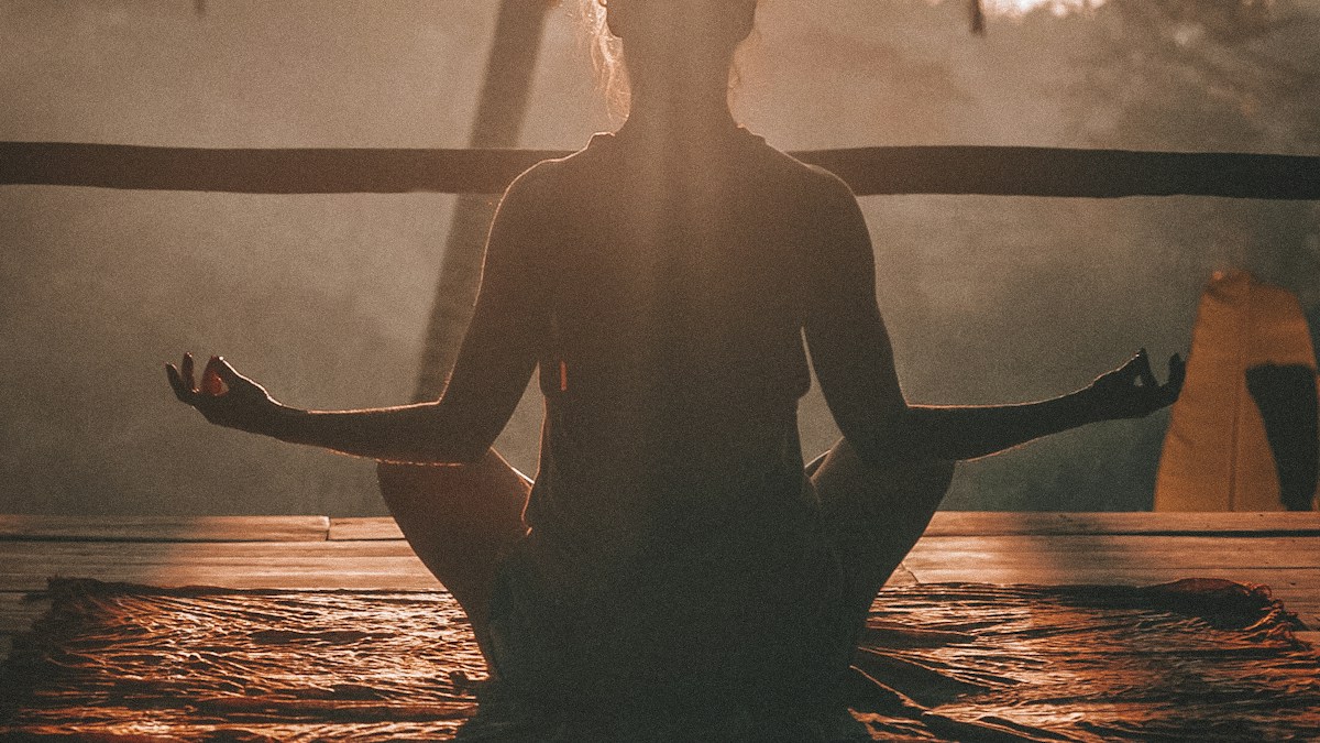 Instrutor e personal trainer acompanhando postura e treino de aluno com dedicação e atendimento consultivo humanizado