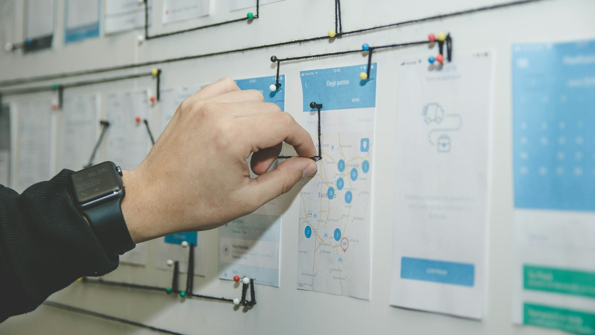 Painel analítico de métricas comerciais exibindo taxas de conversão de leads e gráficos de ROI