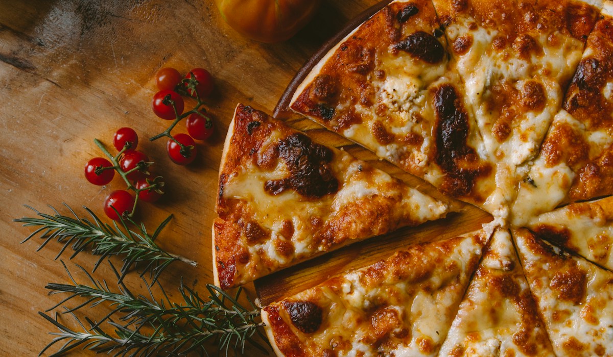 Pizza artesanal saindo do forno a lenha com ingredientes frescos de alta gastronomia