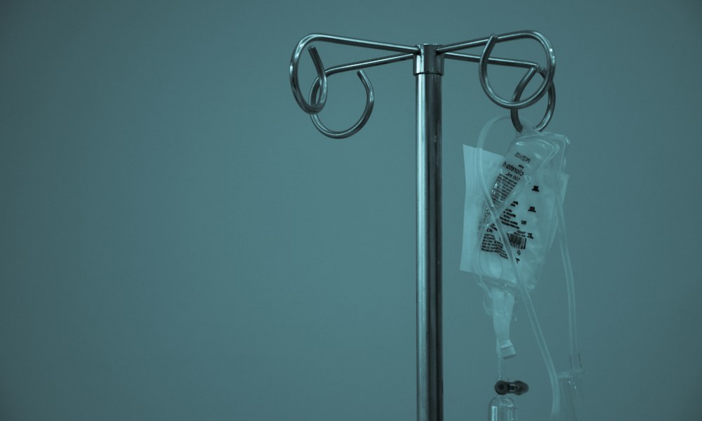 Profissional de saúde utilizando prontuário eletrônico e sistemas digitais em consultório médico