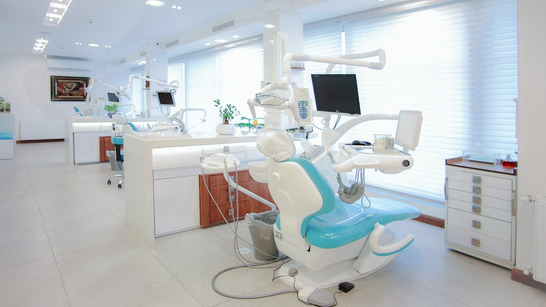 Profissional de saúde utilizando prontuário eletrônico e sistemas digitais em consultório médico