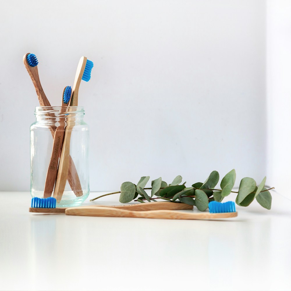Ambiente de recepção clínica iluminado e organizado, com atendimento acolhedor e zero sobrecarga de mensagens no balcão