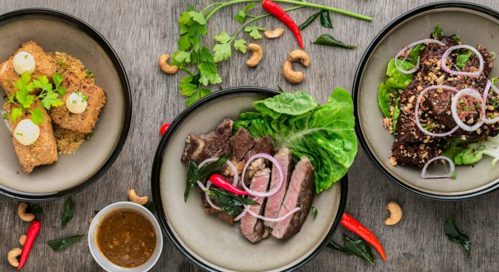 Mesa farta com pratos gastronômicos e refeições gourmet prontas para consumo e entrega rápida