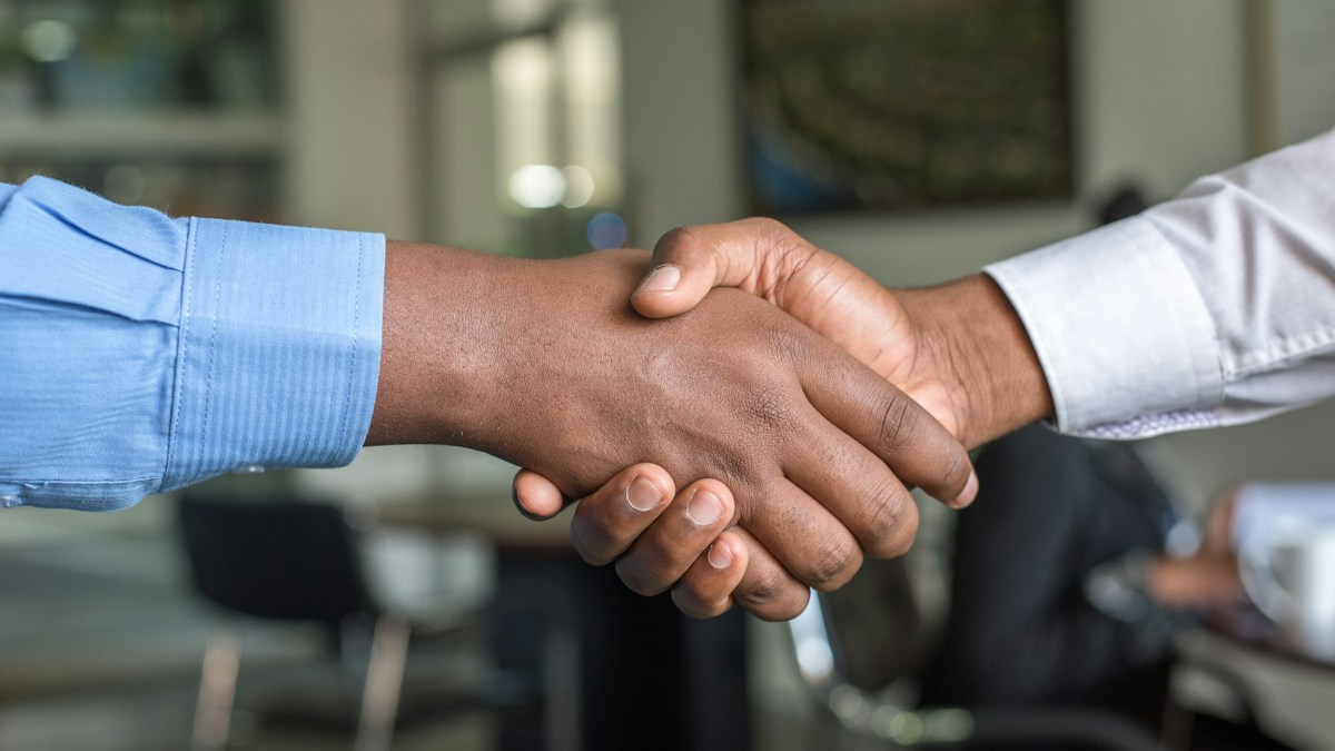 Liderança empresarial negociando contratos e executando tomadas de decisão estratégica em ambiente corporativo