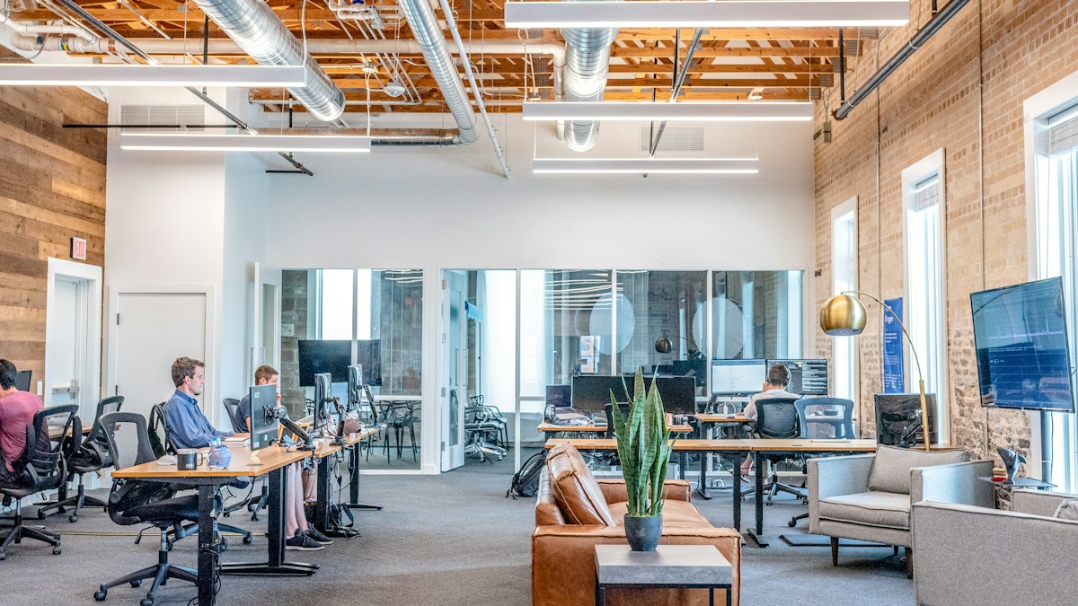 Apresentação comercial B2B entre executivos alinhando detalhes contratuais e proposta técnica