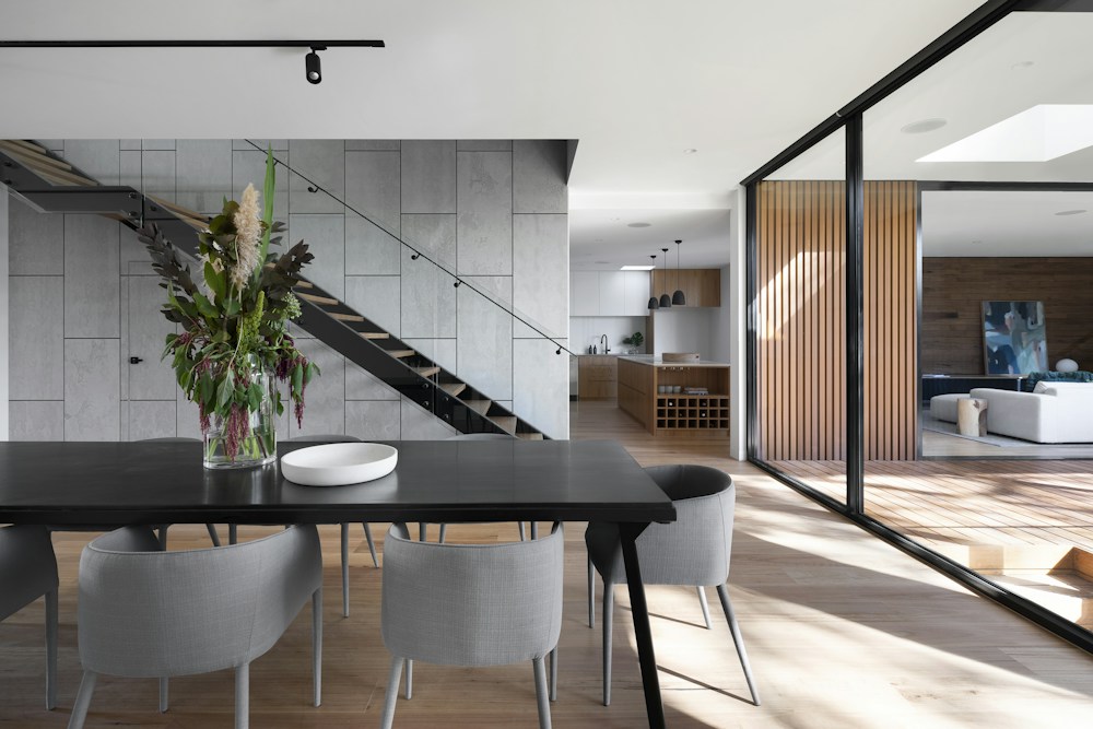 Sala de jantar e gourmet com acabamentos nobres destacando o potencial de valorização do imóvel