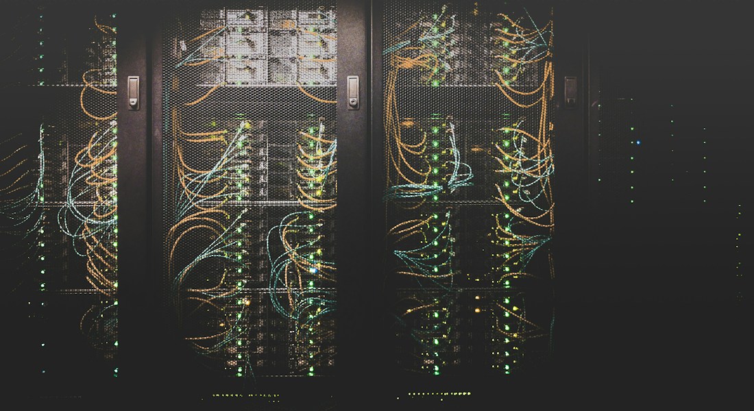 A Arquitetura da Empresa Autônoma: Como Negócios Eliminam Mensalidades Abusivas de Software, Destravam Squads de IA em VPS Própria e Blindam a Margem Líquida