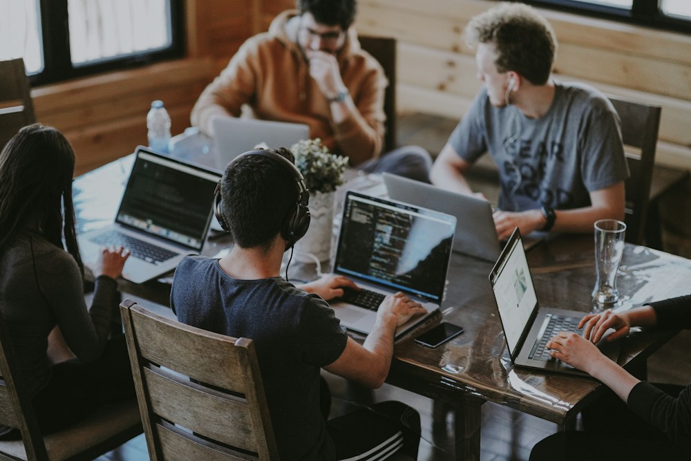 Equipe corporativa colaborando em ambiente dinâmico com alta produtividade comercial