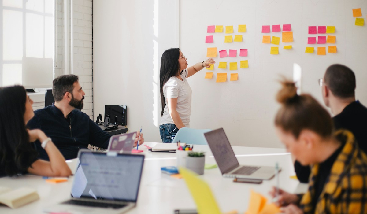 A Revolução da Prospecção B2B: Como SDRs de IA e Cadências Multicanais Eliminam o Trabalho Braçal de CRM e Multiplicam Reuniões de Alto Ticket