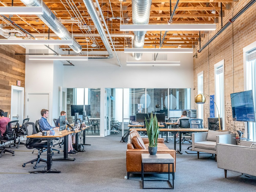 Equipe de vendas B2B analisando pipeline e métricas de conversão em escritório corporativo