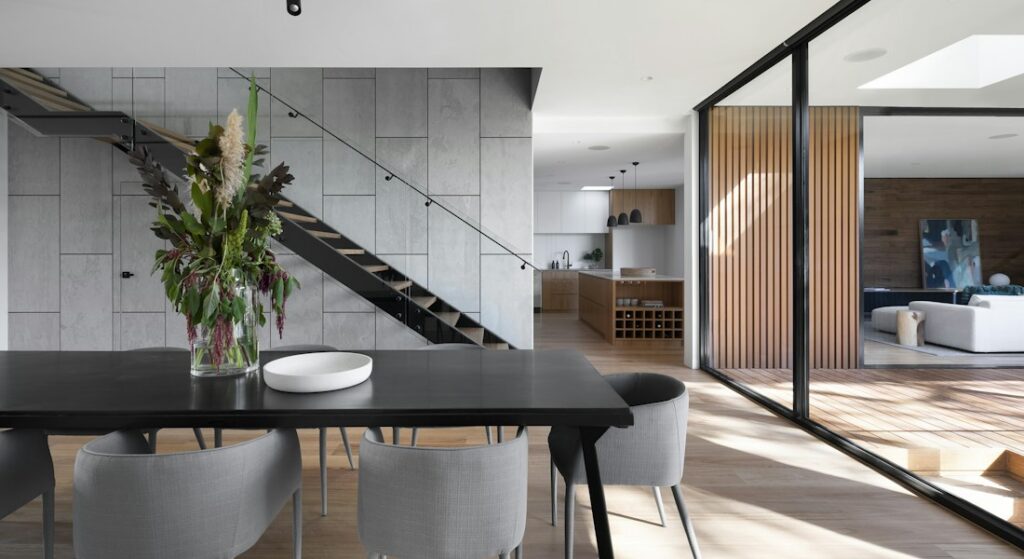 Suíte master moderna com iluminação natural em residência de alto padrão