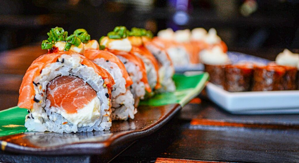 Preparo refinado de combinados de sushi e gastronomia japonesa com alto rigor de apresentação para entrega