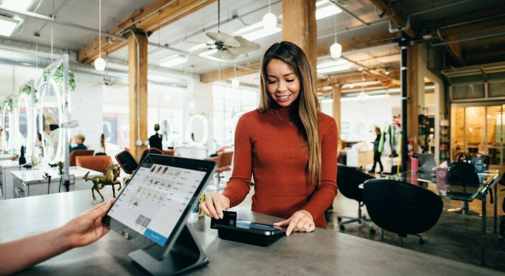 Terminal POS e tablet de pedidos no balcão de restaurante processando transações instantâneas
