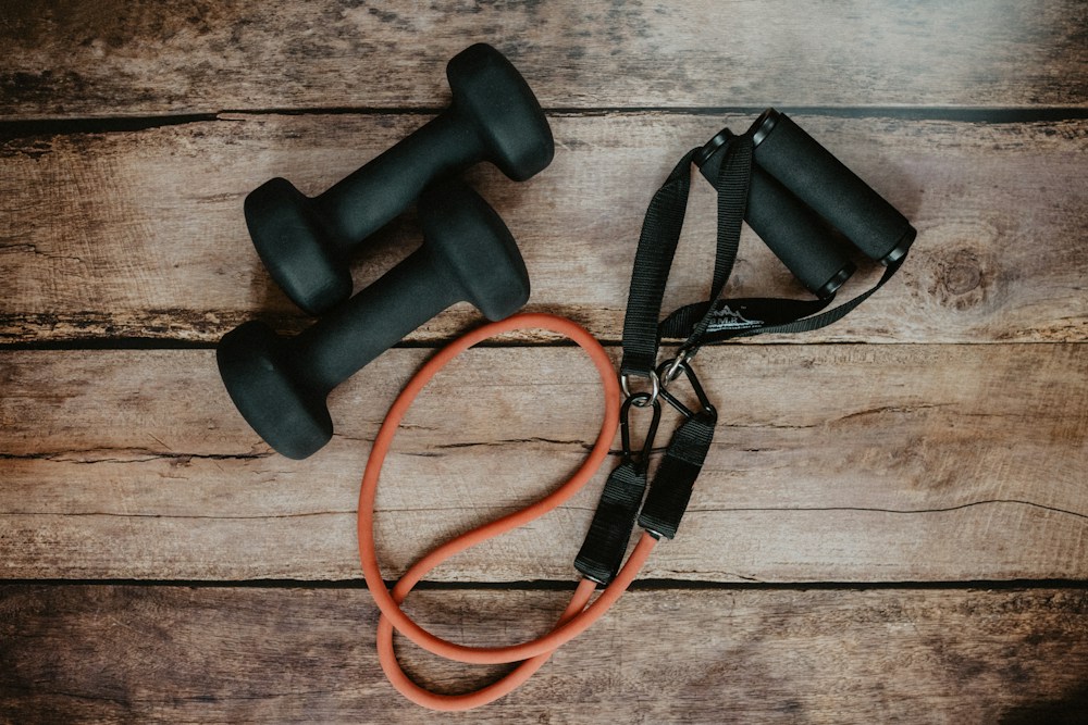Instrutor orientando aluna em exercício funcional de peso livre com correção postural